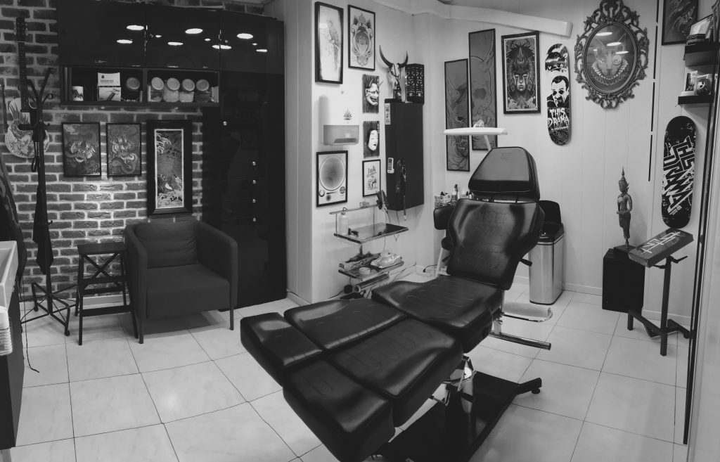Cabina de tatuaje con material esterilizado