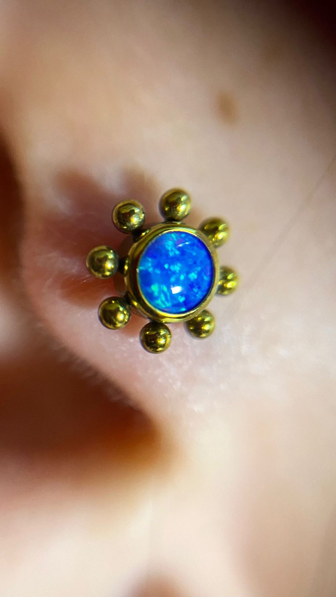 Piercing con joyería de ópalo