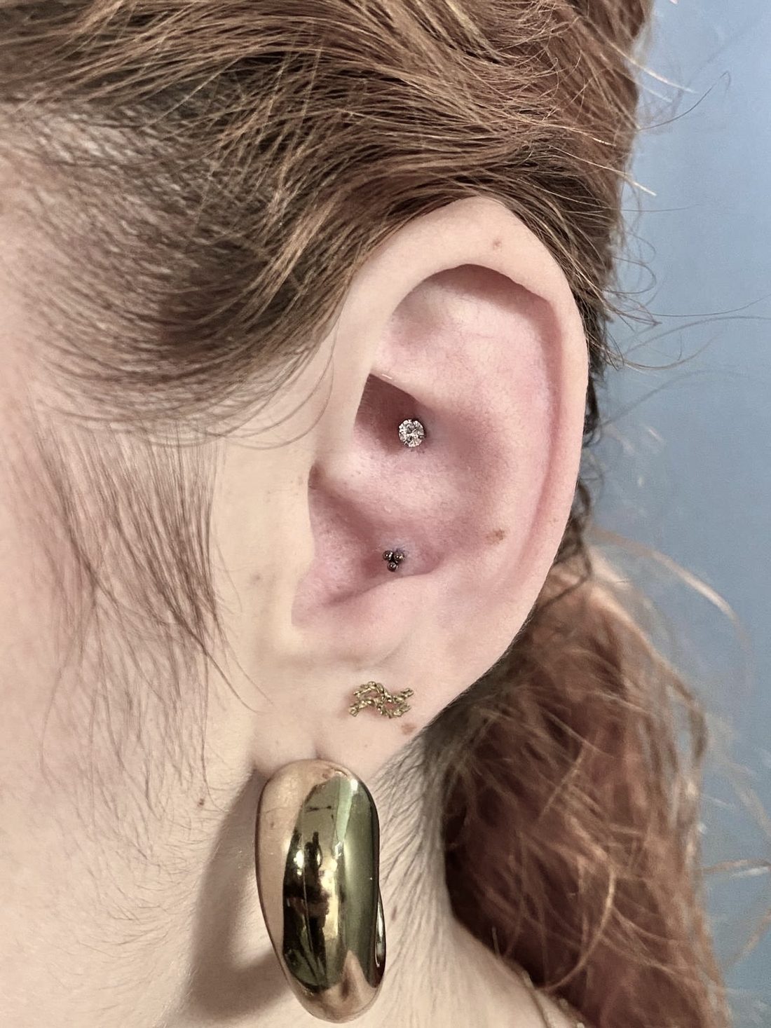Detalle de joyería de piercing