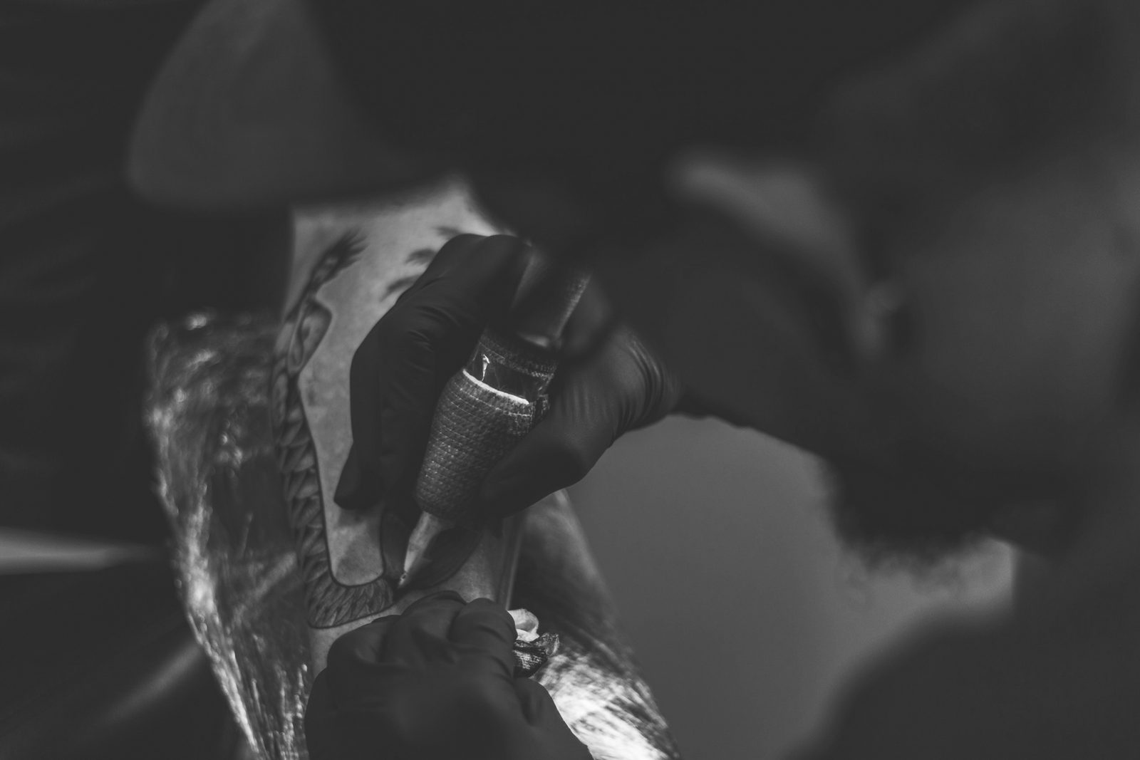 Tatuador de Santa Cruz Tattoo trabajando en el estudio